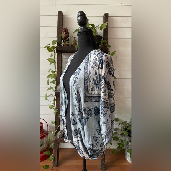 Kimchi Blue: 100% Rayon Blue Floral Mix Pattern Cardigan - Picture 8 of 17